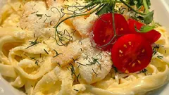 Pasta Tagliatella ar garnelēm siera - saldā čili mērcē