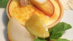 Creme Brulee tarte ar karameli un mandeļu skaidiņām
