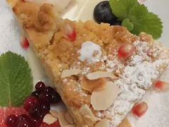 Saldējuma deserts ar augļiem un ogām
