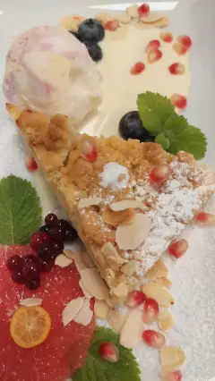 AM1CO — Saldējuma deserts ar augļiem un ogām